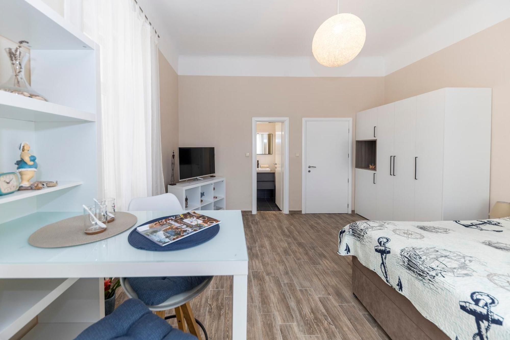 Apartment & Kolovare 1,